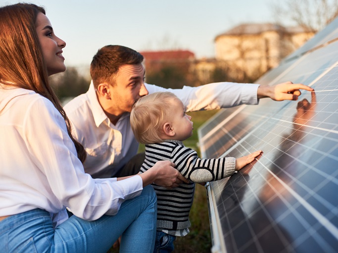 rodzina ogląda solar